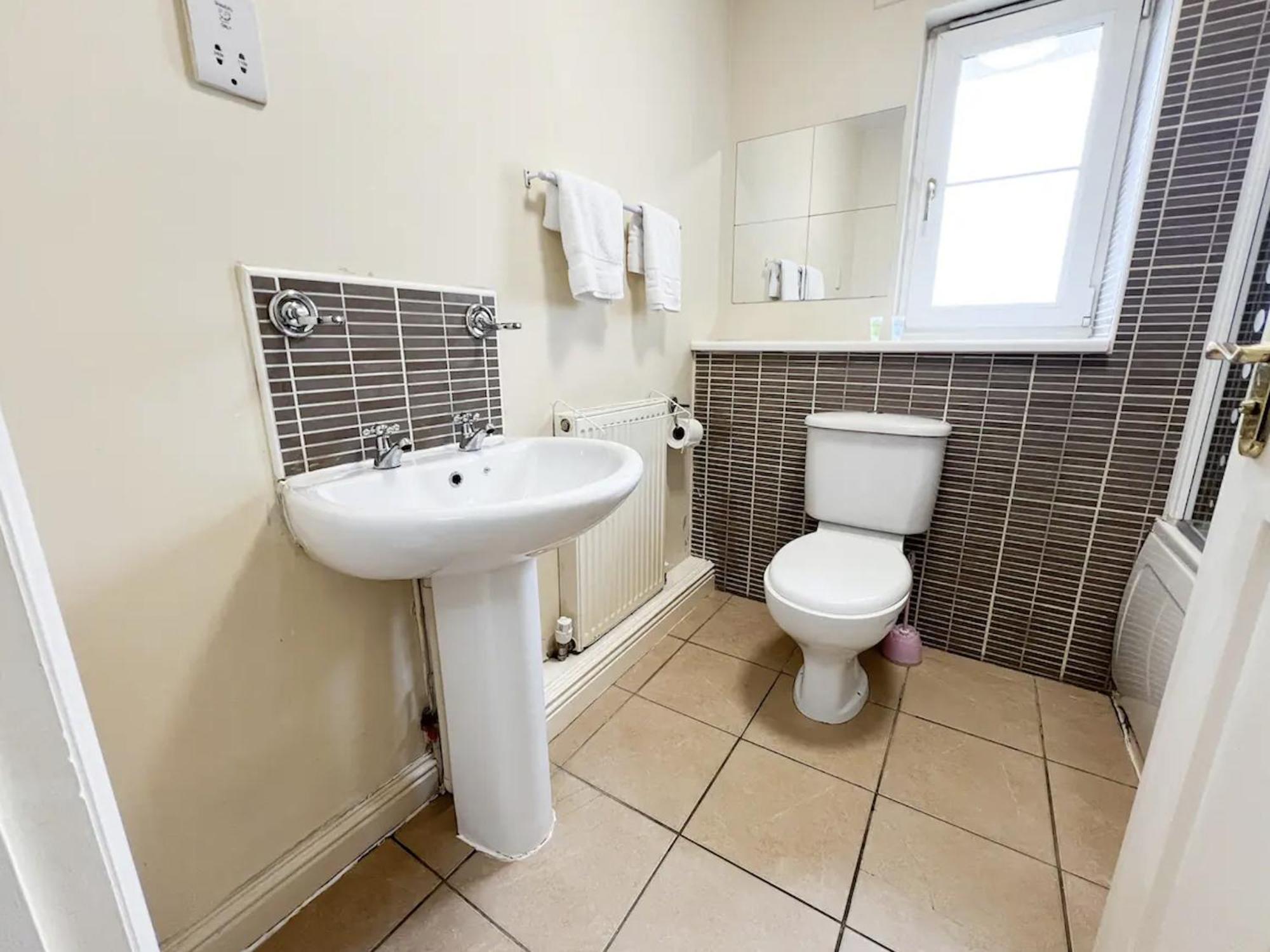 Glasgow Central - Entire House - Free Parking , Free Super Fast Wifi , Private Garden & Parking Security المظهر الخارجي الصورة